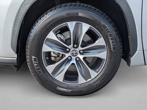 Used 2021 Toyota Highlander XLE FWD image 28