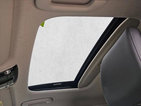 Used 2024 Kia Niro SX Touring image 17