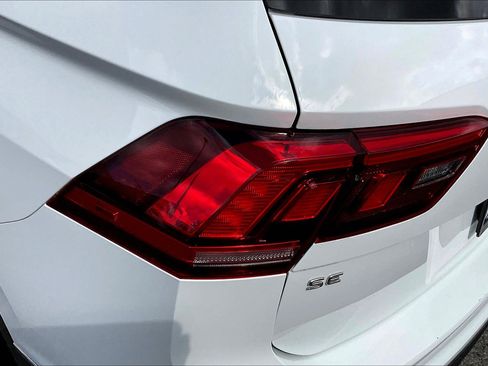 Certified 2022 Volkswagen Tiguan SE w/ Panoramic Sunroof Package image 28