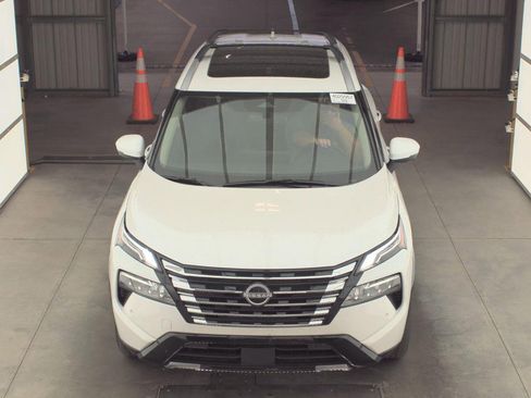 Used 2025 Nissan Rogue Platinum image 3