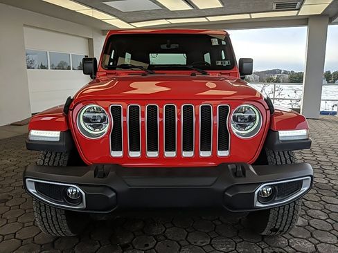 Used 2018 Jeep Wrangler Unlimited Sahara image 2