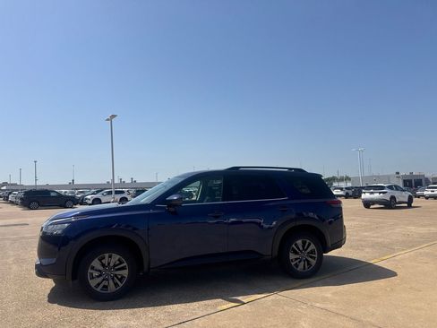 Certified 2025 Nissan Pathfinder SV FWD image 12