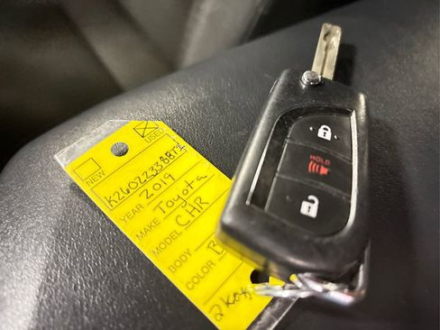 Used 2019 Toyota C-HR LE image 31