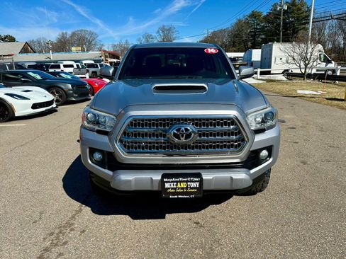Used 2016 Toyota Tacoma TRD Sport w/ Exterior Package image 2
