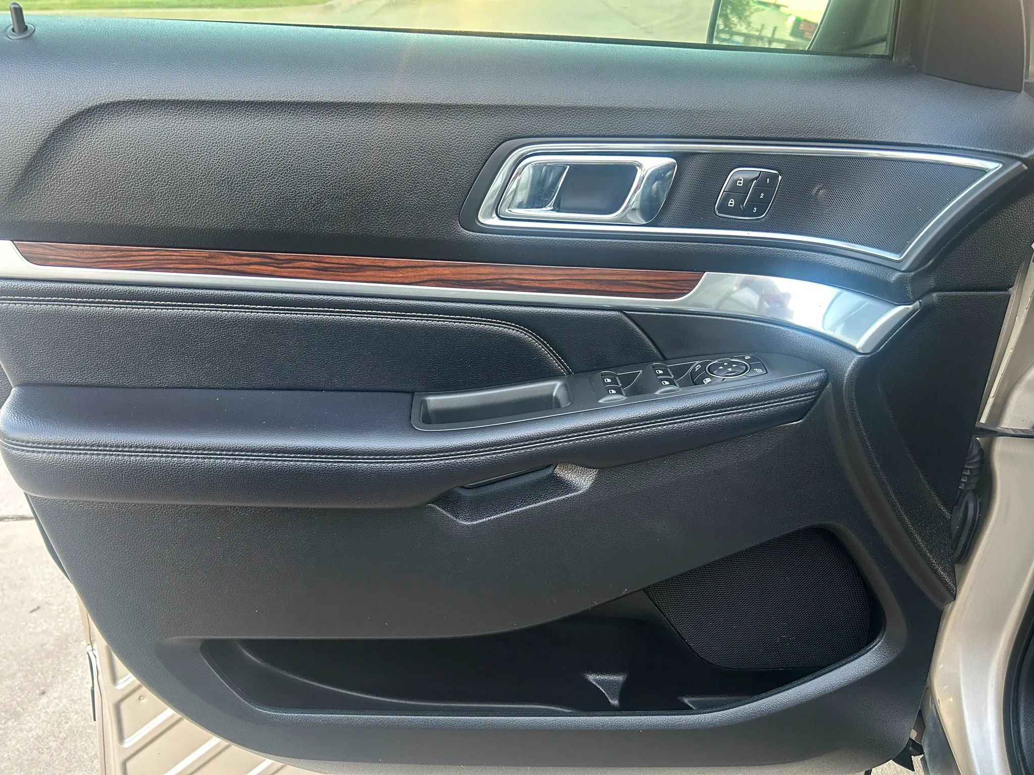 Used 2017 Ford Explorer Limited w/ Equipment Group 301A FWD image 13