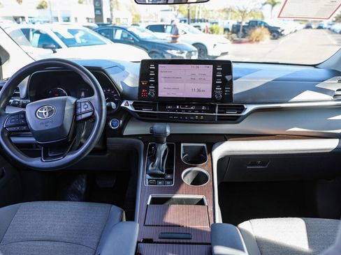 Certified 2024 Toyota Sienna LE image 2