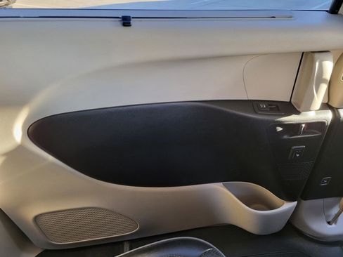 Used 2018 Chrysler Pacifica Limited image 17