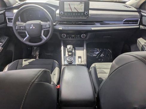 Used 2024 Mitsubishi Outlander SE image 16