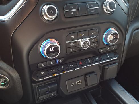 Used 2020 GMC Sierra 1500 AT4 w/ AT4 Premium Package AWD/4WD image 8