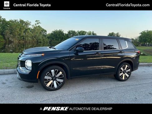 Used 2025 Mitsubishi Outlander SE image 1