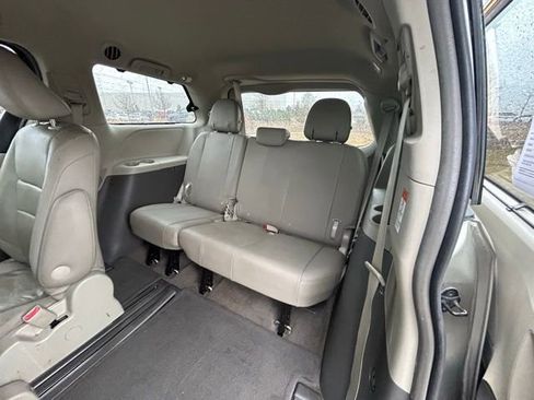Used 2016 Toyota Sienna XLE image 21