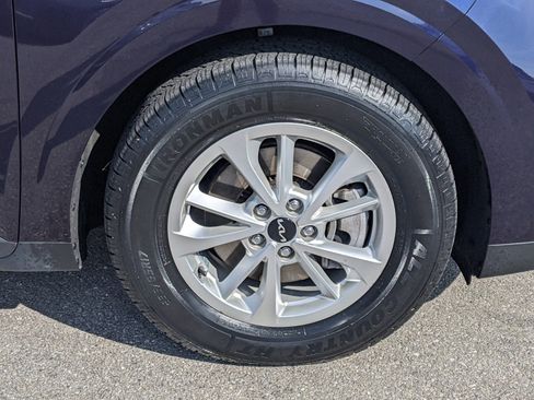 Certified 2023 Kia Carnival LX image 9