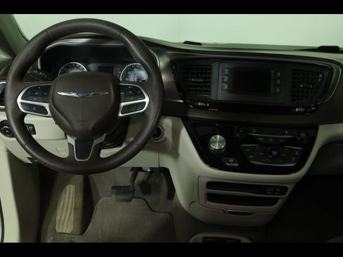 Used 2017 Chrysler Pacifica Touring Plus FWD image 3