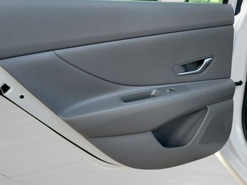 Used 2025 Hyundai Elantra Blue image 28