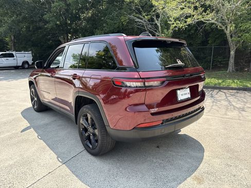 Used 2023 Jeep Grand Cherokee Limited w/ Luxury Tech Group II RWD image 5