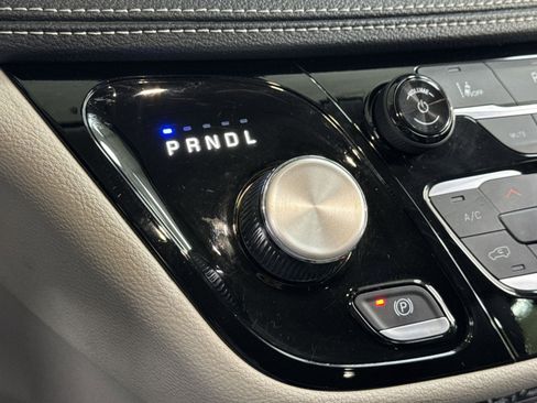 Used 2024 Chrysler Pacifica Select image 26