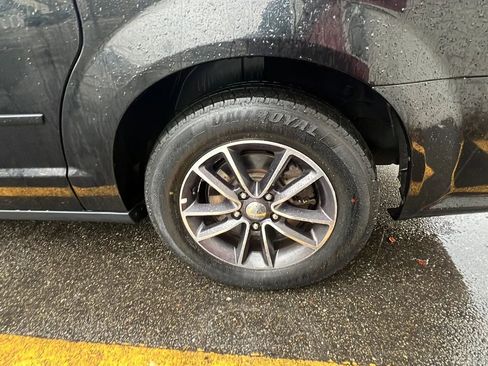 Used 2017 Dodge Grand Caravan SXT image 10