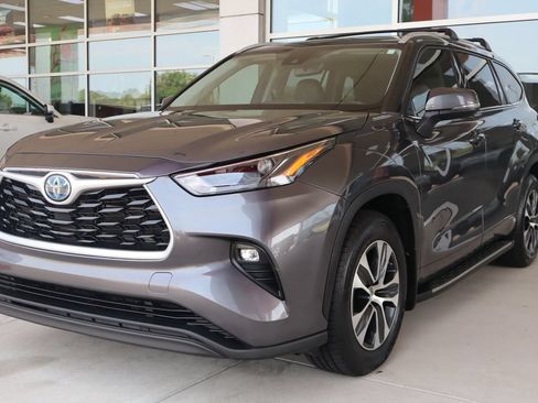 Used 2022 Toyota Highlander XLE FWD image 3