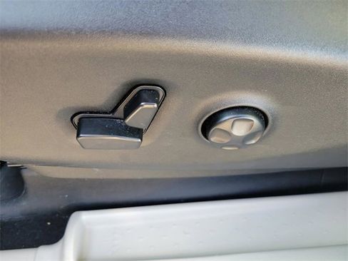 Used 2024 Chrysler Pacifica Touring-L image 16