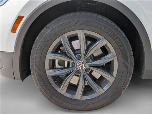 Used 2024 Volkswagen Tiguan SE AWD/4WD image 9