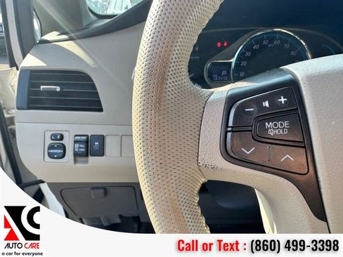 Used 2013 Toyota Sienna XLE image 21