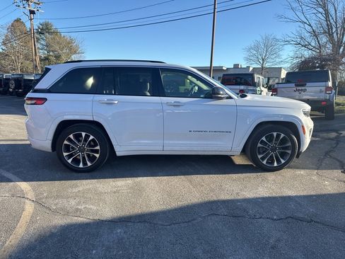 Used 2022 Jeep Grand Cherokee Overland image 2