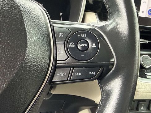 Used 2023 Toyota Corolla Cross XLE image 30