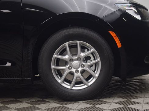 New 2027 Chrysler Pacifica LX FWD image 6