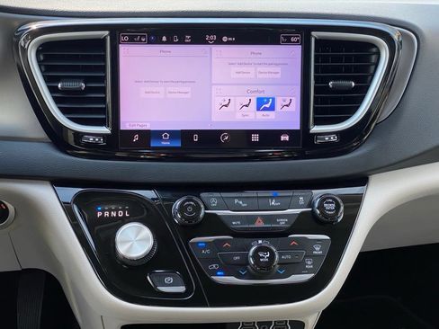 Used 2023 Chrysler Pacifica Touring-L FWD image 22