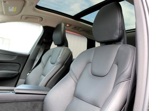 Used 2022 Volvo XC60 B5 Momentum image 17