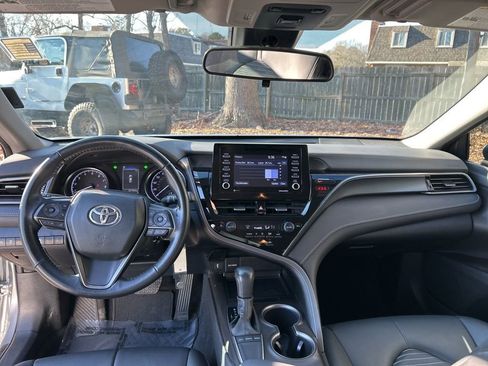 Used 2024 Toyota Camry SE image 16