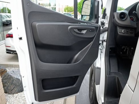 Used 2025 Mercedes-Benz Sprinter 2500 image 8