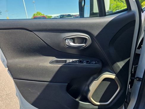 Used 2017 Jeep Renegade Latitude AWD/4WD image 29