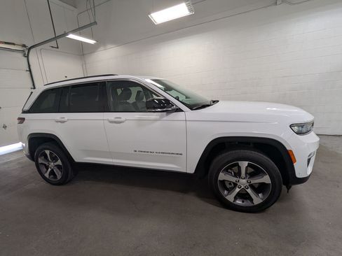Used 2022 Jeep Grand Cherokee Limited 4xe w/ Luxury Tech Group II AWD/4WD image 3
