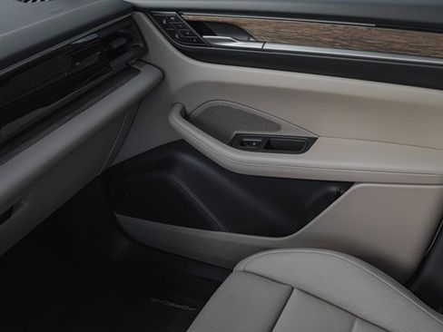 Used 2025 Porsche Macan 4 Electric image 22