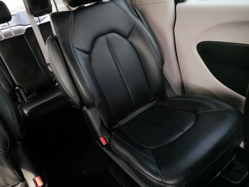Used 2023 Chrysler Pacifica Touring-L FWD image 14