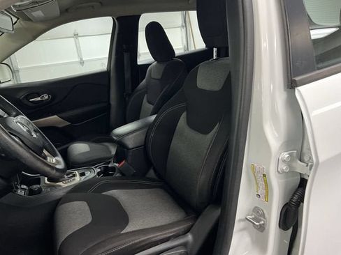 Used 2017 Jeep Cherokee Sport AWD/4WD image 16