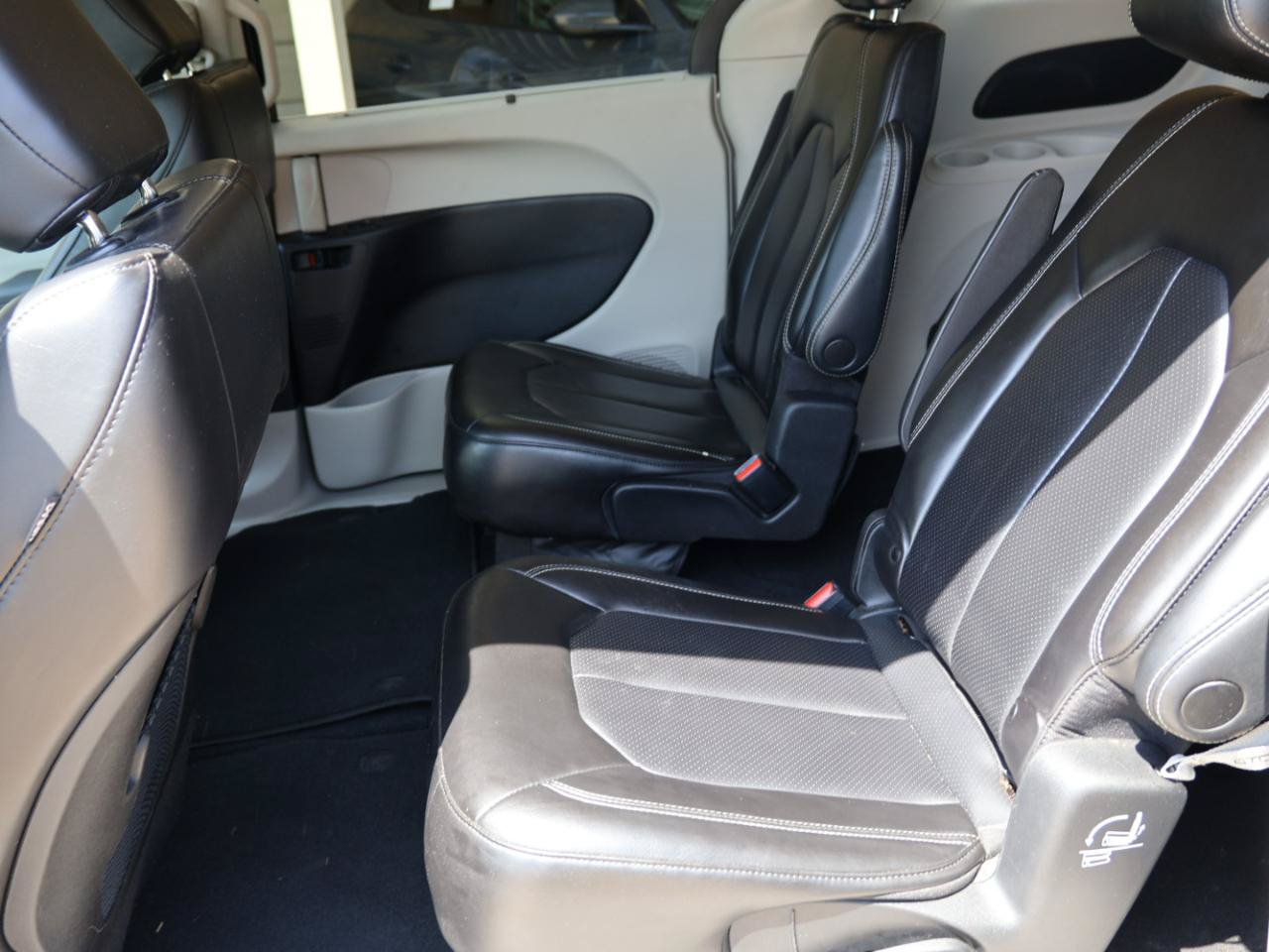 Used 2025 Chrysler Pacifica Select FWD image 12