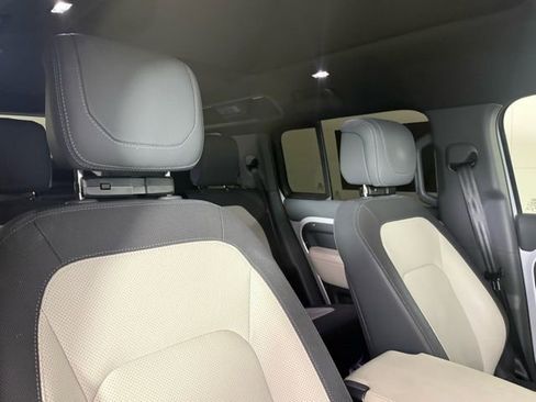 Used 2023 Land Rover Defender 110 X-Dynamic SE image 32