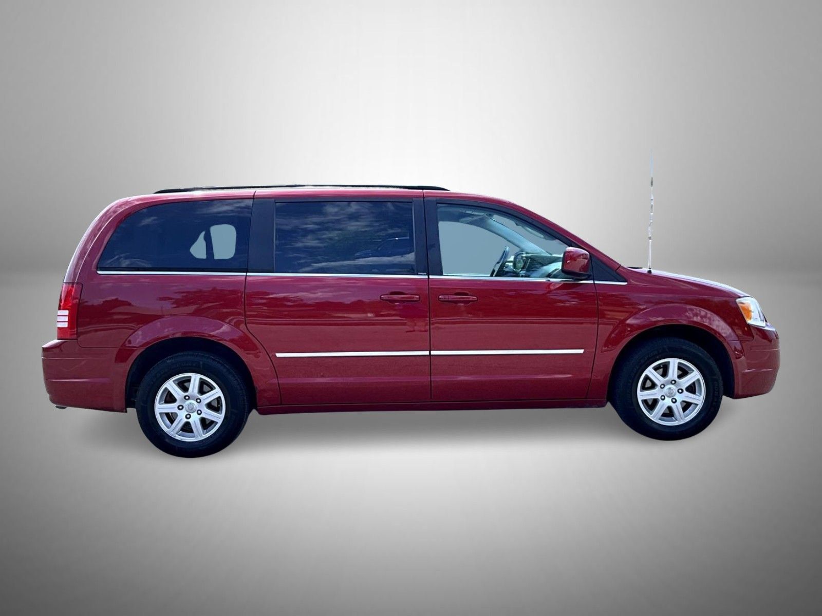 Used 2010 Chrysler Town & Country Touring w/ Entertainment Group #2 FWD image 4