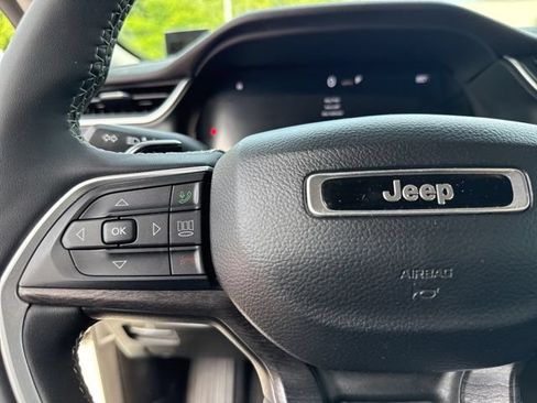 Used 2023 Jeep Grand Cherokee Limited w/ Luxury Tech Group II AWD/4WD image 35