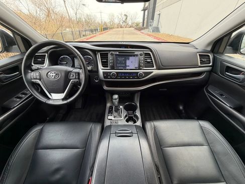 Used 2018 Toyota Highlander XLE image 19