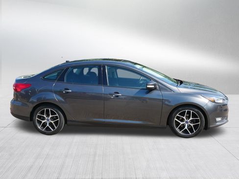 Used 2017 Ford Focus SEL w/ Cold Weather Package FWD image 8