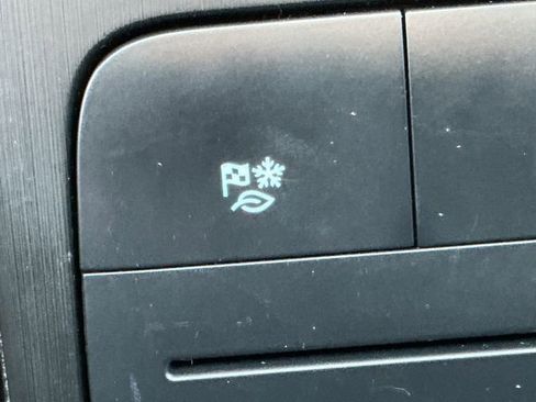 Used 2022 Ford Escape SE image 32