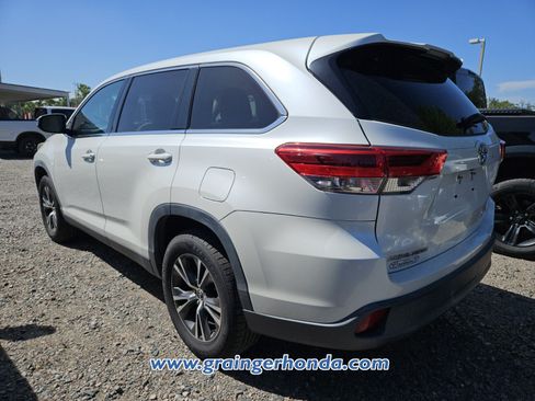 Used 2019 Toyota Highlander Plus FWD image 9