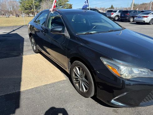 Used 2017 Toyota Camry SE image 3