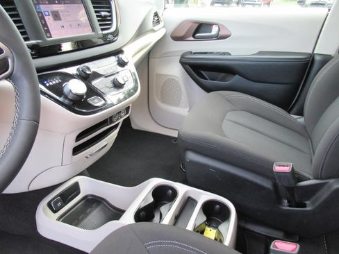 Certified 2023 Chrysler Voyager LX FWD image 16