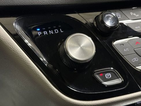 Used 2024 Chrysler Pacifica Touring-L FWD image 17