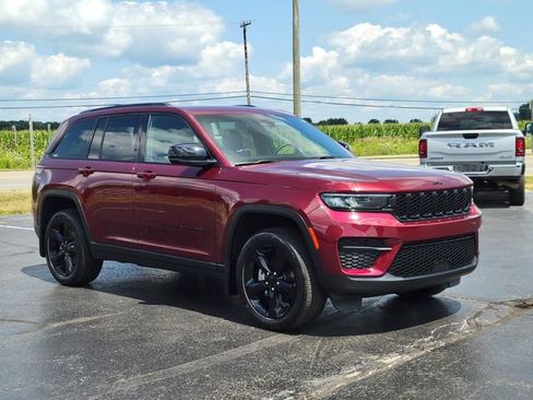 Used 2024 Jeep Grand Cherokee Altitude AWD/4WD image 2