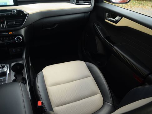 Certified 2022 Ford Escape Titanium w/ Titanium Premium Package image 14